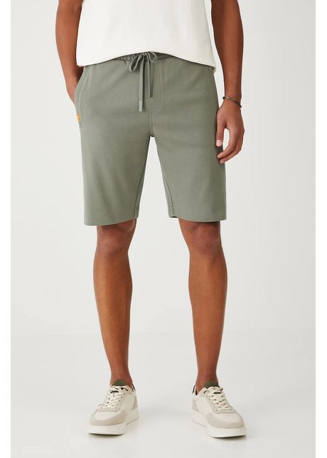 Medicine pantaloni scur i b rba i culoarea verde