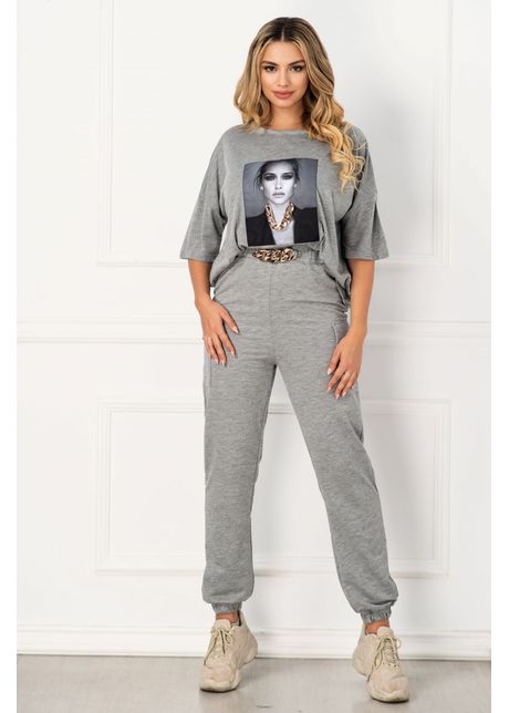 Trening trendy gri cu imprimeu si lant auriu decorativ