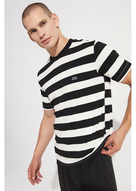 Tricou cu dungi si decolteu la baza gatului
