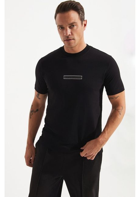 Tricou slim fit cu decolteu la baza gatului